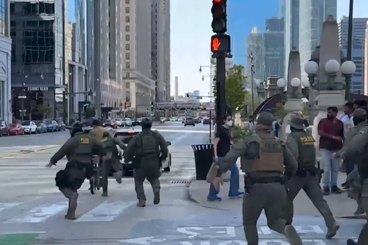 Man evades ICE agents on pedal bike in downtown Chicago chase