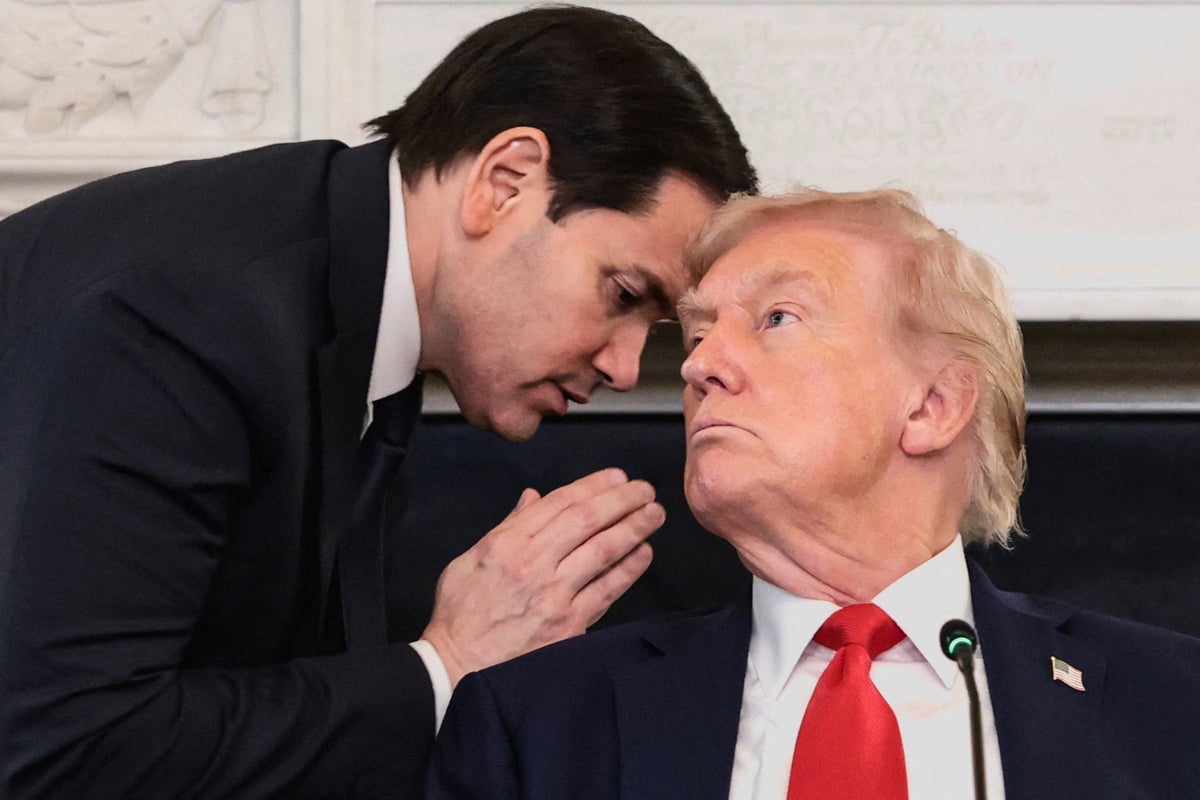 Video: Marco Rubio interrupts Donald Trump with handwritten note on Gaza peace deal
