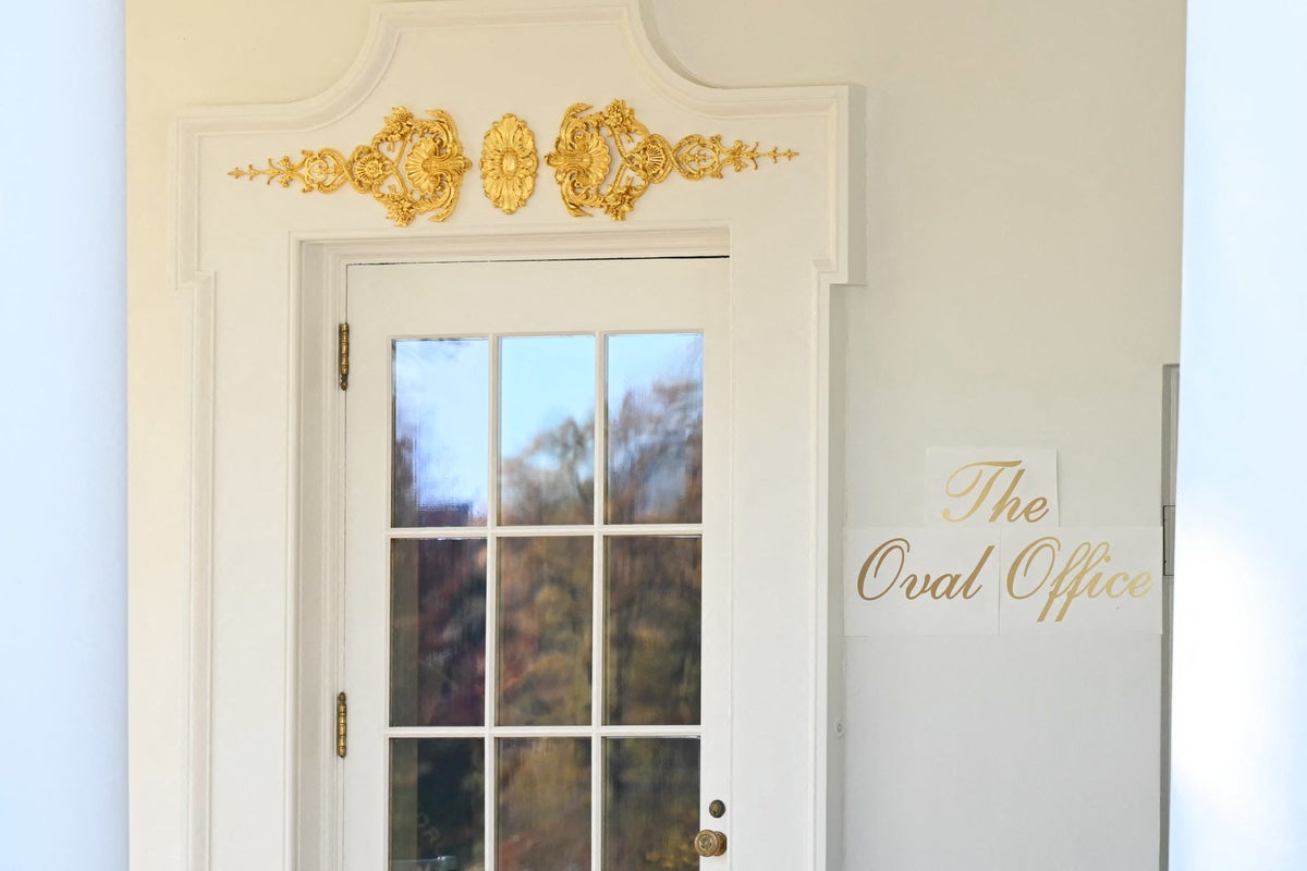 Trump adds a new sign labeling ‘The Oval Office’ … right outside the Oval Office