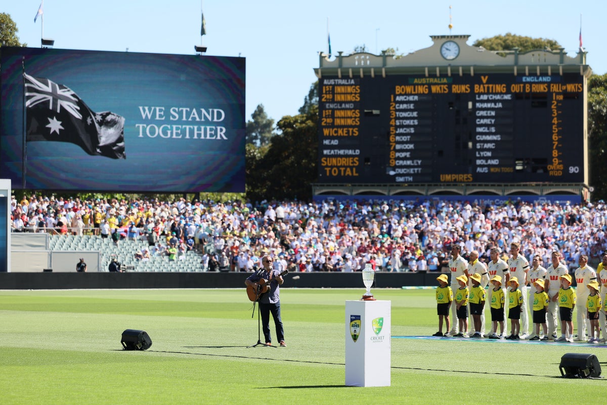 Australian singer performs emotional tribute for Bondi victims at third Ashes test