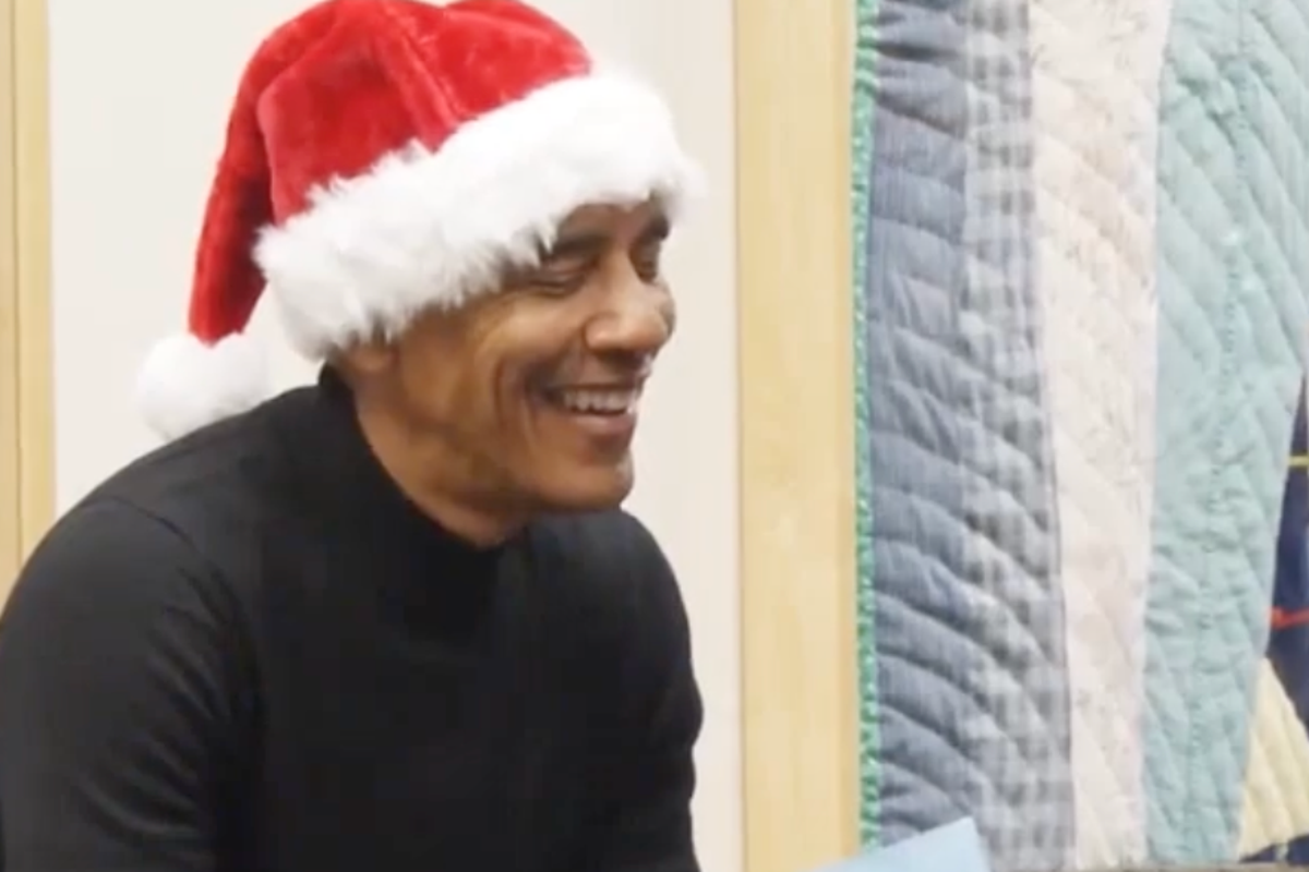 ‘Santa’ Obama surprises Chicago elementary students with storytime visit